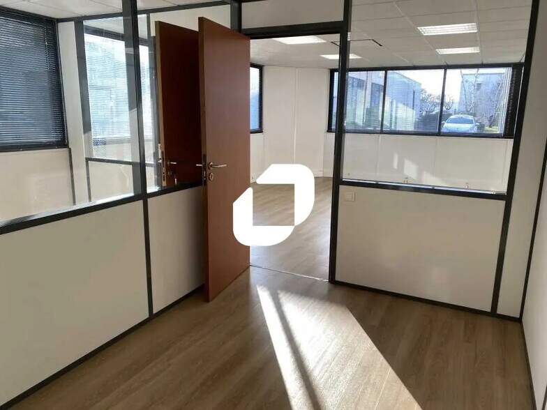 Office in Gradignan for lease - Interior Photo - Image 2 of 12