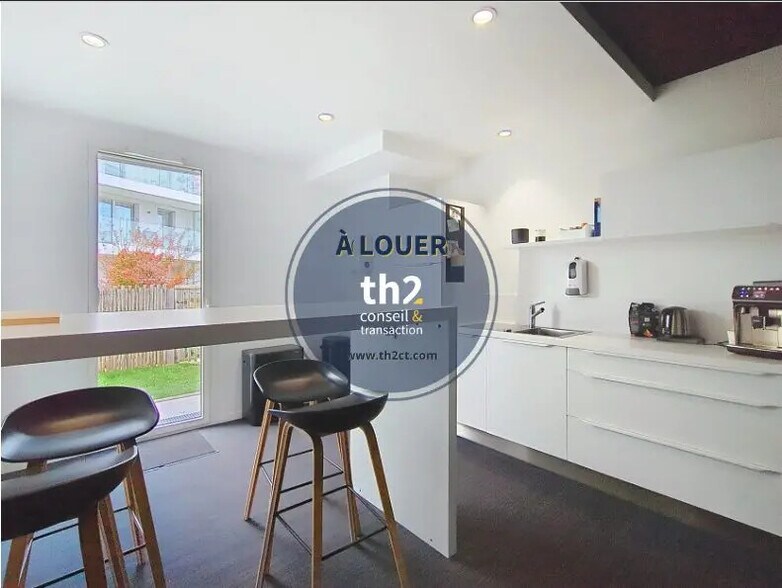 Office in Caen for lease - Interior Photo - Image 2 of 3