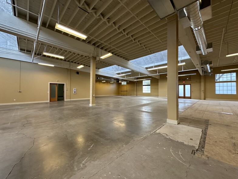 710 NW 17th Ave, Portland, OR for lease - Building Photo - Image 3 of 8