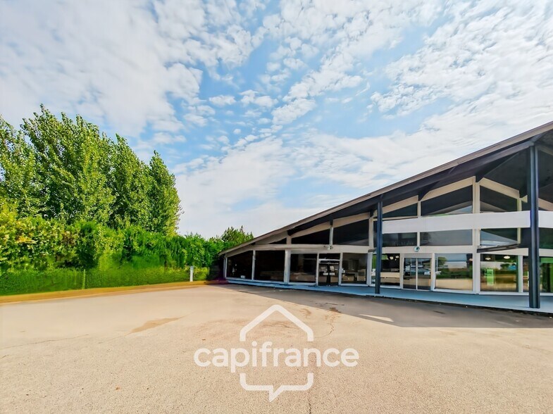 Retail in Saint-Rémy for lease - Building Photo - Image 1 of 7