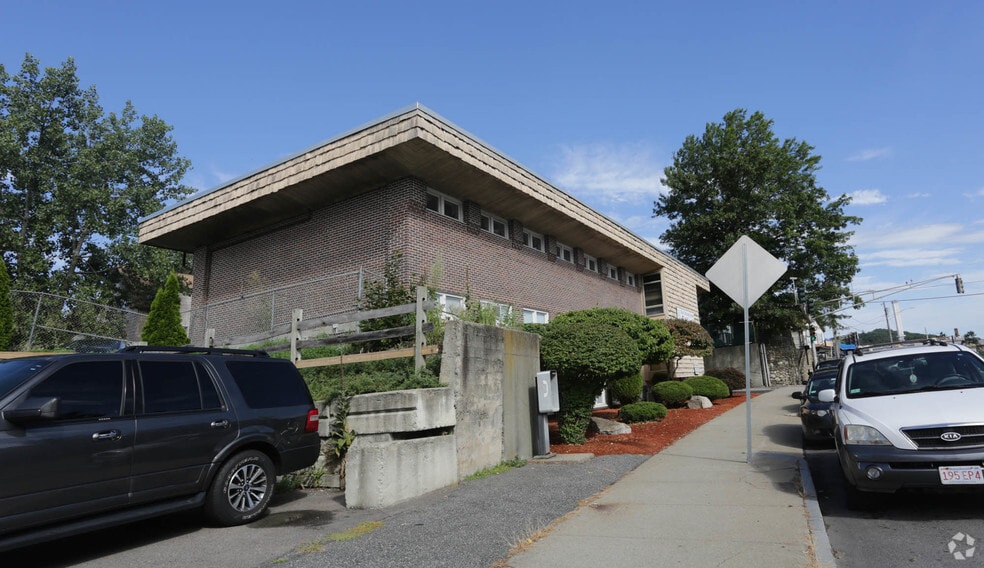 42 Lake Ave, Worcester, MA 01604