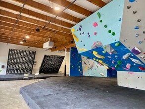 1001-1071 SE Tualatin Valley Hwy, Hillsboro, OR for lease Interior Photo- Image 1 of 4