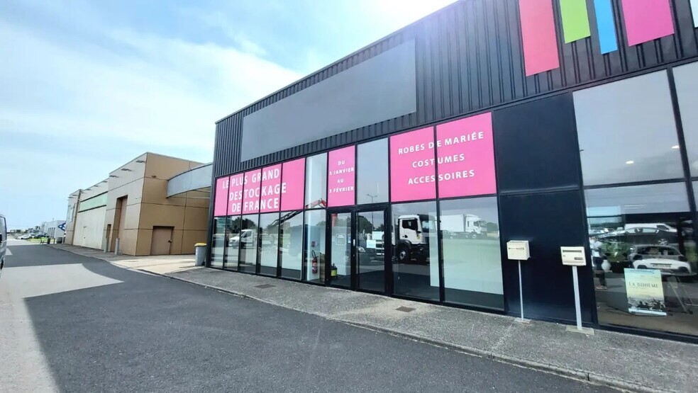 Retail in Poitiers for lease - Building Photo - Image 2 of 3