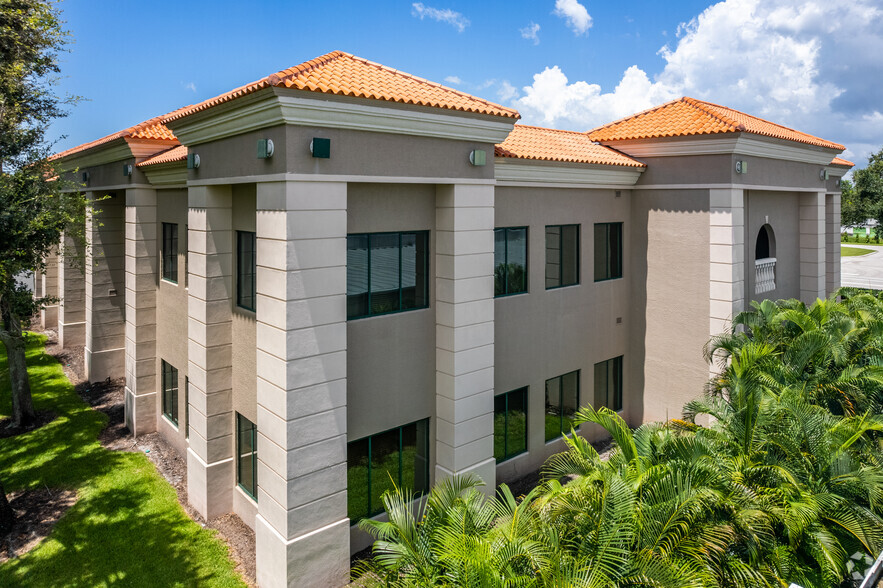 1016 Collier Center Way, Naples, FL for lease - Building Photo - Image 3 of 12