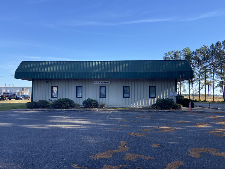 205 Rich Blvd, Elizabeth City, NC for sale - Primary Photo - Image 1 of 9