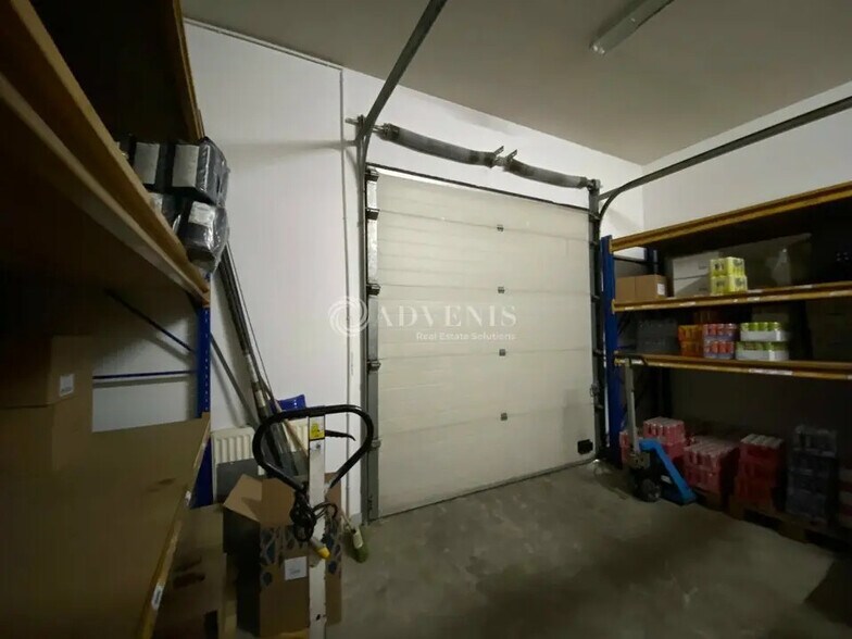 Flex in Voisins-le-Bretonneux for lease - Interior Photo - Image 2 of 4