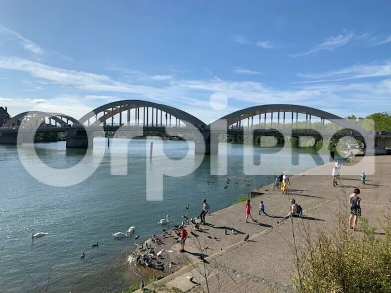 Retail in Neuville-sur-Saône for lease - Building Photo - Image 3 of 4