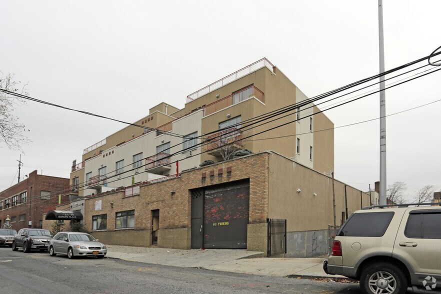 24-47 44th St, Astoria, NY for lease - Primary Photo - Image 1 of 2