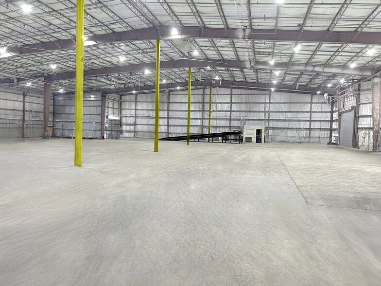 2350 NW 149th St, Opa Locka, FL for sale - Interior Photo - Image 3 of 4