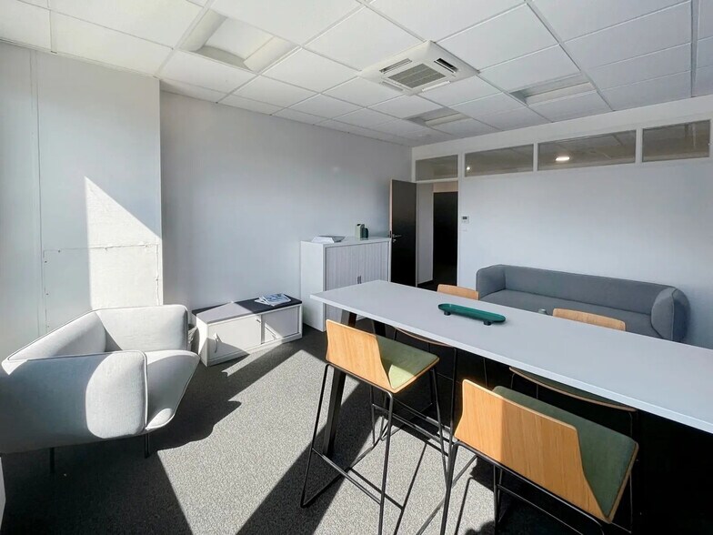 Office in for lease - Interior Photo - Image 1 of 10