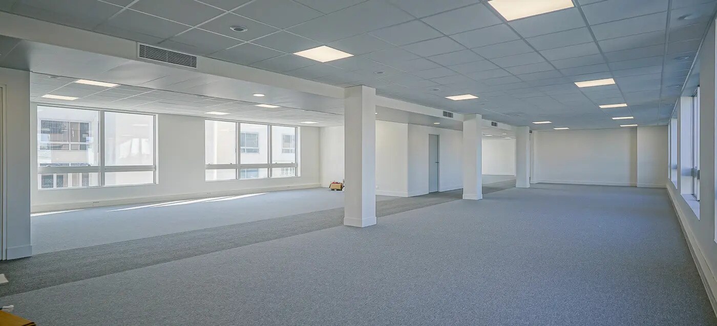 Office in Saint-Ouen-Sur-Seine for lease Building Photo- Image 1 of 11