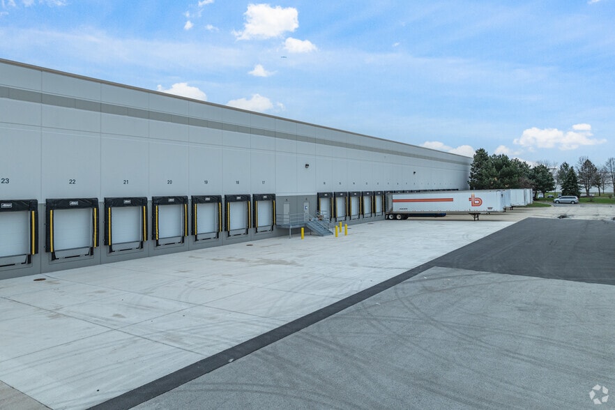 900 Carlow Dr, Bolingbrook, IL for lease - Building Photo - Image 2 of 5