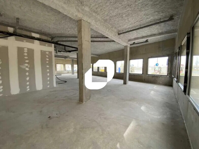 Retail in Bordeaux for lease - Interior Photo - Image 2 of 12