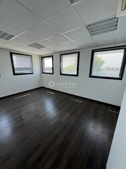 Office in Nîmes for lease - Interior Photo - Image 1 of 10