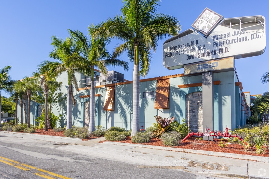 3210 Cleveland Ave, Fort Myers, FL for lease - Primary Photo - Image 1 of 5