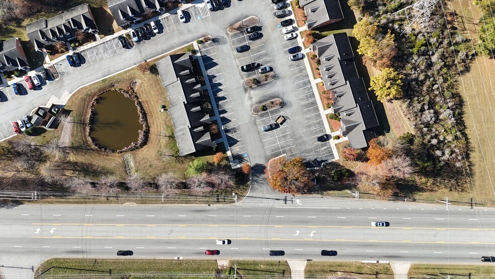 2201 Eastchester Dr, High Point, NC for lease - Building Photo - Image 2 of 6