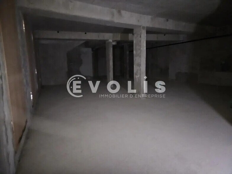 Flex in Vanves for lease - Interior Photo - Image 2 of 14