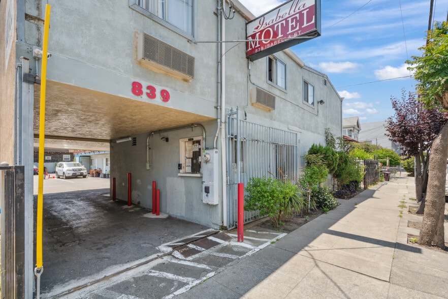 839 Isabella St, Oakland, CA for sale - Building Photo - Image 1 of 46