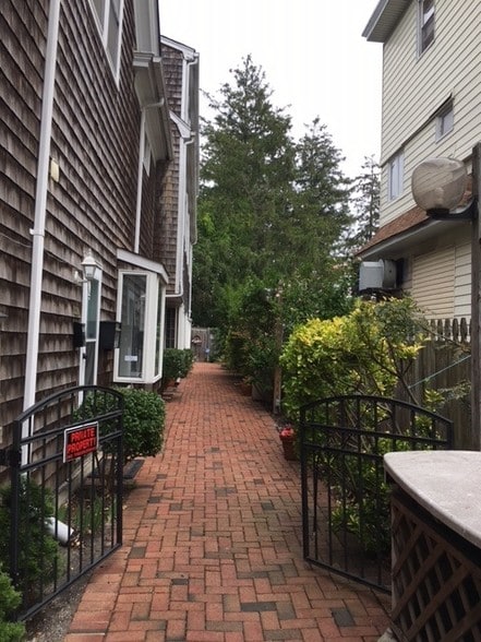 15 Bellport Ln, Bellport Village, NY for sale - Building Photo - Image 3 of 9