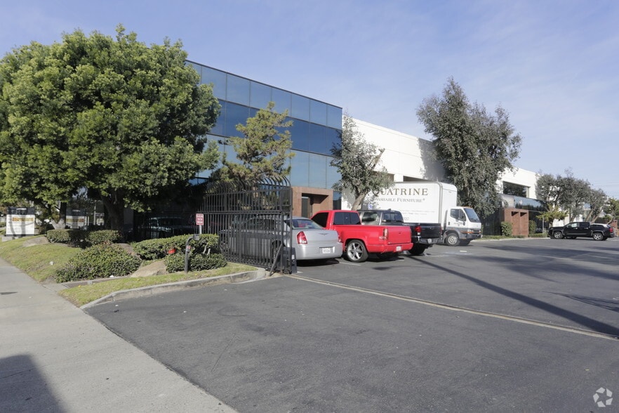 7541-7547 Rosecrans Ave, Paramount, CA for lease - Building Photo - Image 3 of 3
