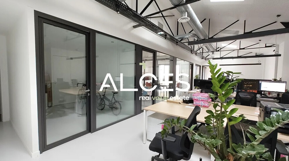 Office in Bordeaux for lease - Interior Photo - Image 2 of 2