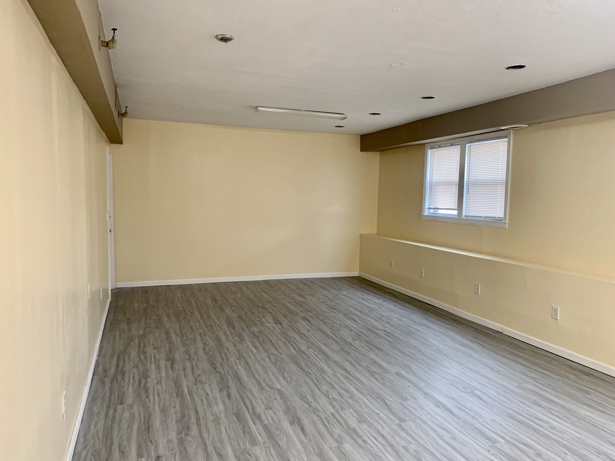 725-727 Campbell Ave, West Haven, CT for lease Interior Photo- Image 1 of 2