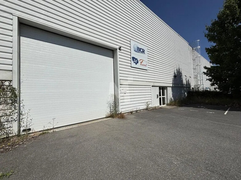 Flex in Morangis for lease - Building Photo - Image 2 of 9