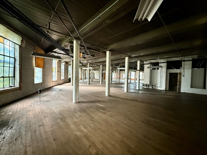 110 Winter St, Holyoke, MA for lease - Building Photo - Image 3 of 9