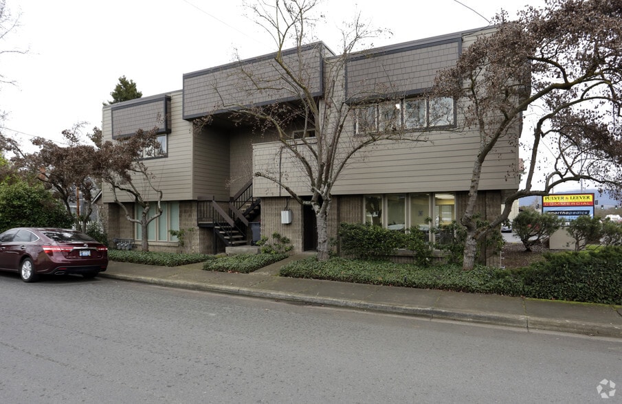 1060 Crater Lake Ave, Medford, OR for lease - Building Photo - Image 2 of 3