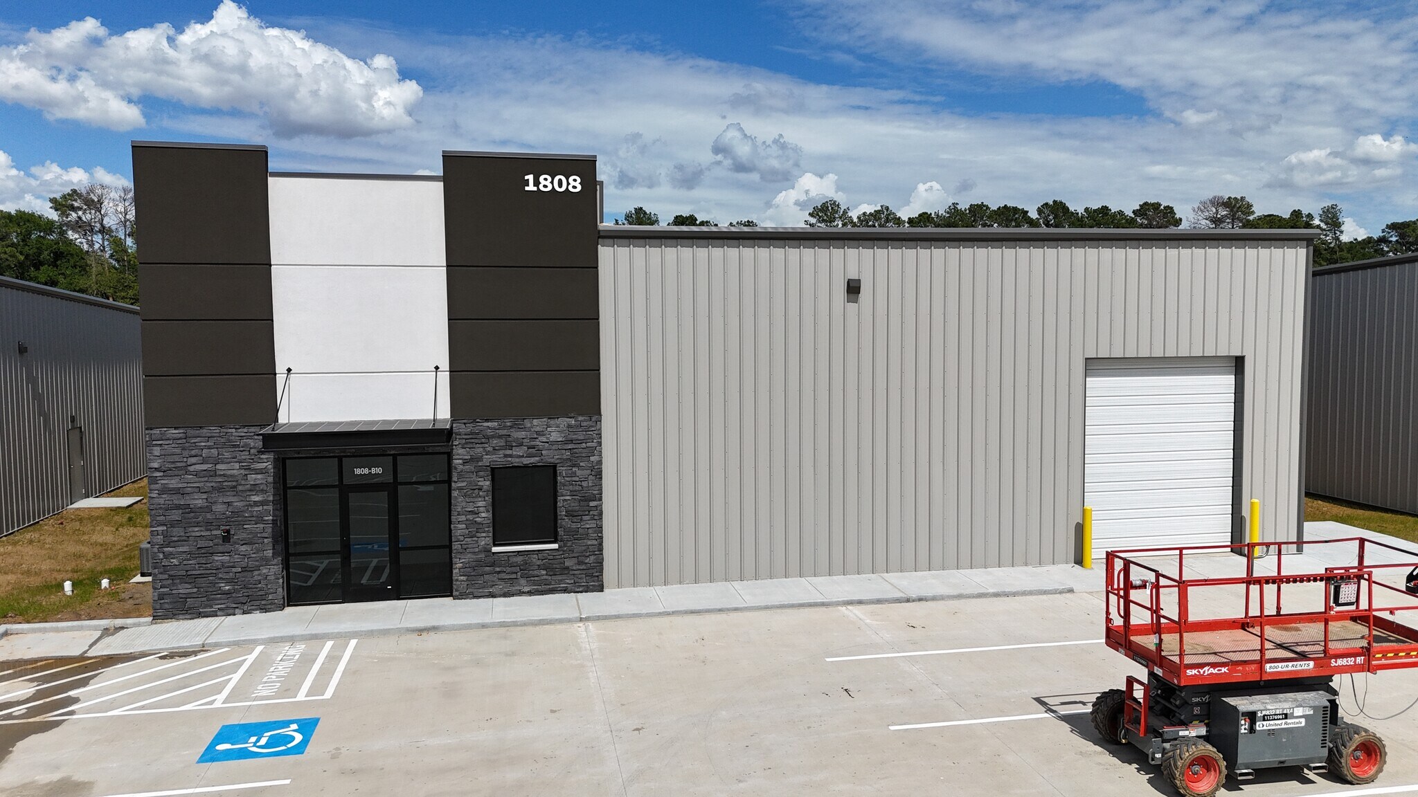1800 Meadow Edge Ln, Spring, TX for lease Building Photo- Image 1 of 3