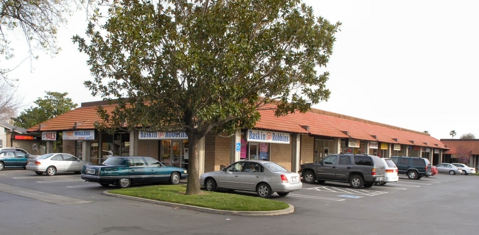 6371-6413 Riverside Blvd, Sacramento, CA for lease - Primary Photo - Image 2 of 5