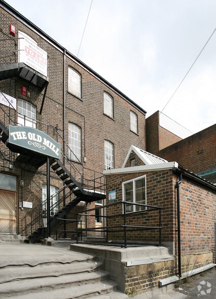 45 London Rd, East Grinstead for lease - Building Photo - Image 2 of 6