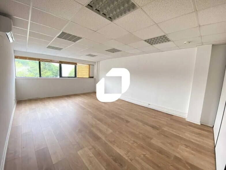 Office in Cenon for lease - Interior Photo - Image 1 of 17