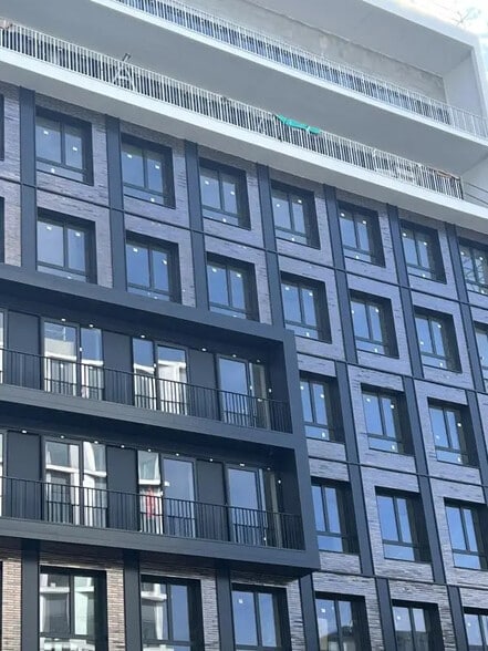 7-9 Rue Stephenson, Montigny-le-Bretonneux for sale - Building Photo - Image 1 of 7