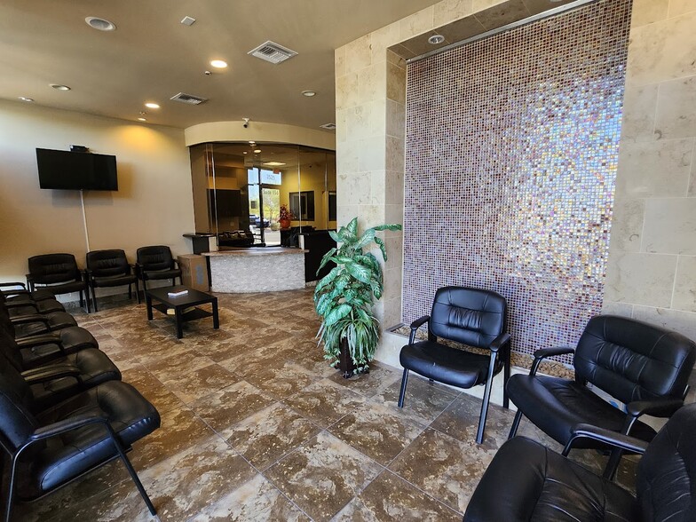 2525 W Carefree Hwy, Phoenix, AZ for lease - Interior Photo - Image 2 of 7