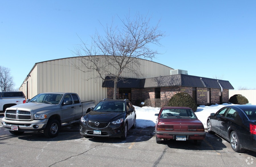 21501 John Deere Ln, Rogers, MN 55374