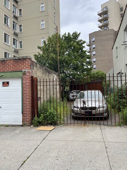 18-52 26th Ave, Astoria, NY for sale - Primary Photo - Image 1 of 1