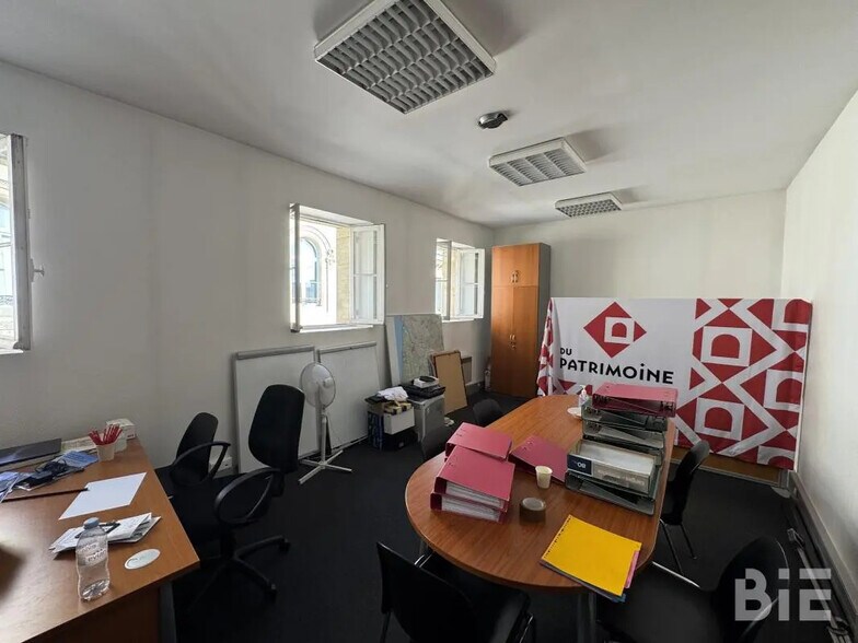 Office in Bordeaux for lease - Interior Photo - Image 1 of 6