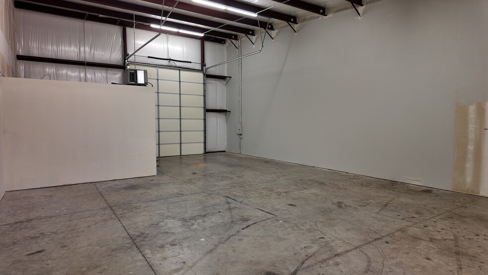 155 Warehouse Rd, Branson, MO for lease - Interior Photo - Image 2 of 4