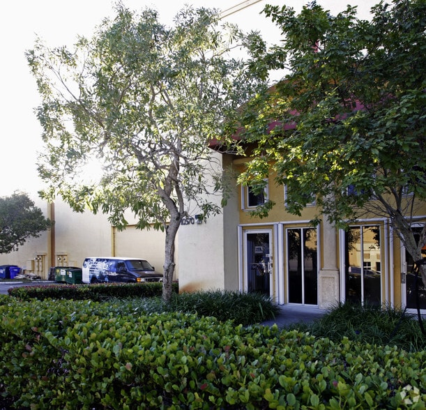 10570 NW 37th Ter, Miami, FL for lease - Building Photo - Image 1 of 5