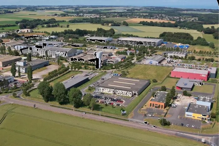 Industrial in Saint-Léonard for lease Building Photo- Image 1 of 3