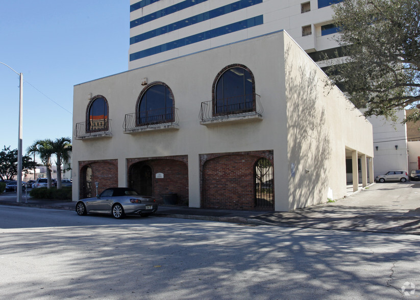 262-264 Almeria Ave, Coral Gables, FL for lease - Primary Photo - Image 1 of 12