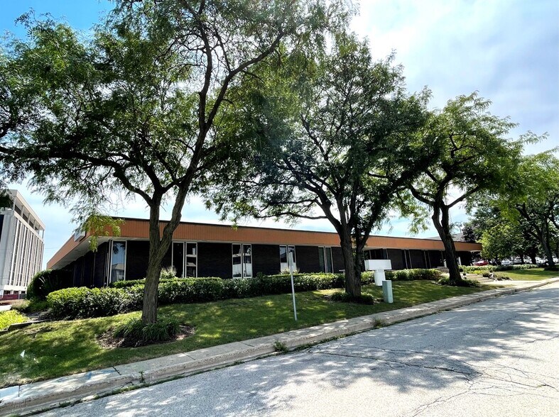 4902 Tollview Dr, Rolling Meadows, IL for sale - Building Photo - Image 1 of 1