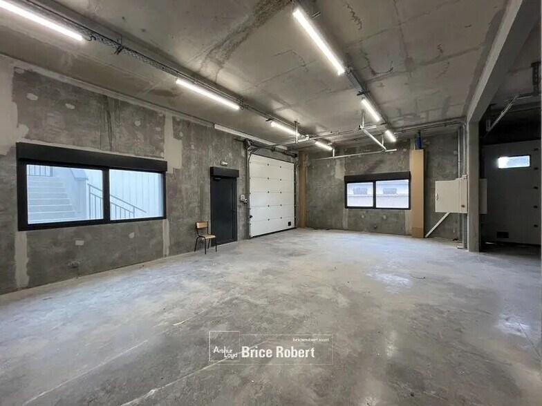 Flex in Villeurbanne for lease - Interior Photo - Image 3 of 8