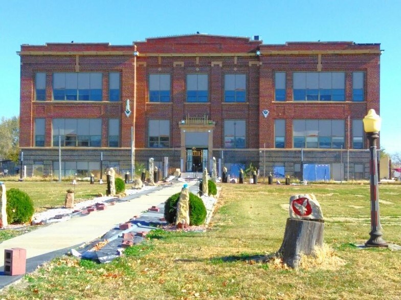 402 N Pine St, Long Pine, NE 69217