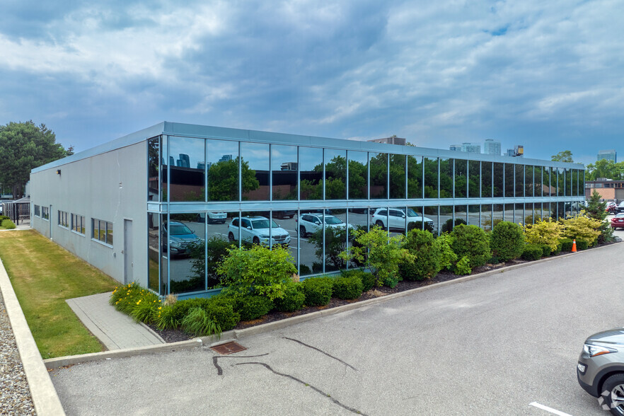 235-255 Lesmill Rd, Toronto, ON for lease - Building Photo - Image 3 of 5