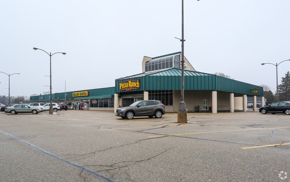 900-914 W Main St, Waupun, WI for lease - Primary Photo - Image 1 of 1