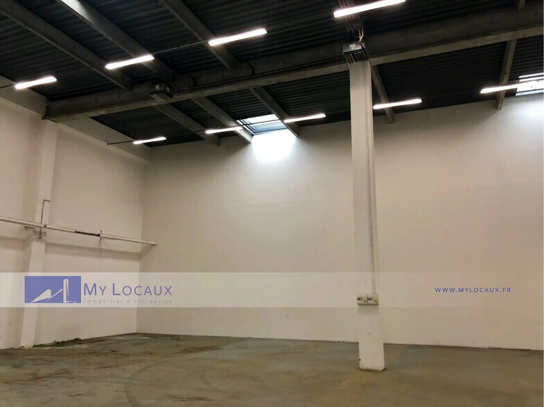 Flex in Cergy for lease - Interior Photo - Image 2 of 5