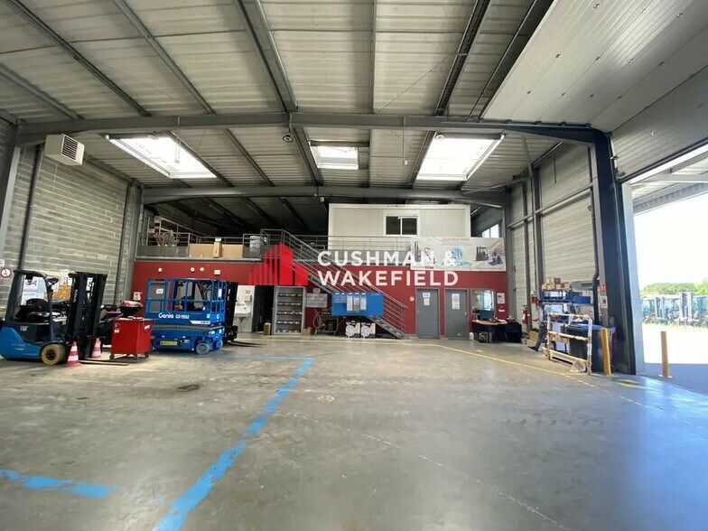 Office in Bruguières for lease - Interior Photo - Image 2 of 8