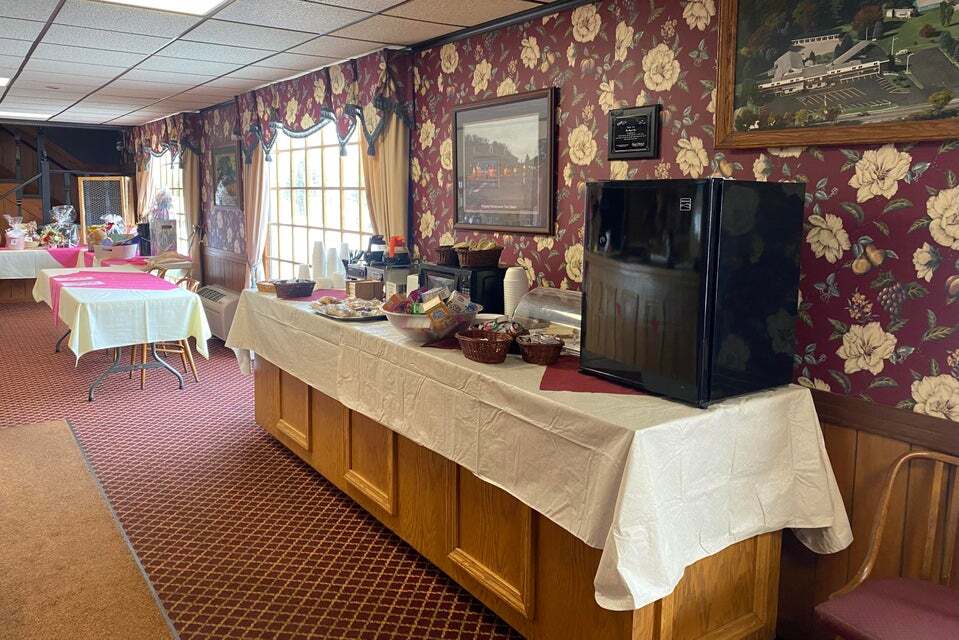 17089 Boot Jack Rd, Ridgway, PA 15853 Royal Inn